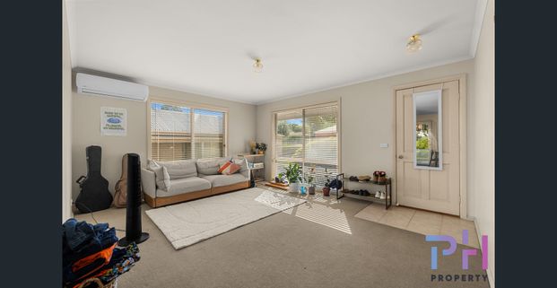 THREE BEDROOM TOWNHOUSE IN KENNINGTON - Photo 1