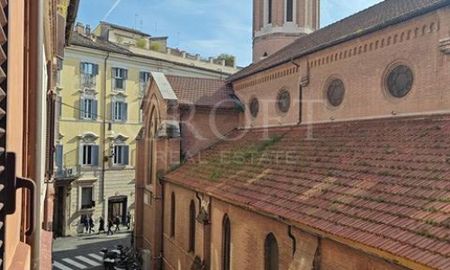 Piazza di Spagna-Terrace: Bright, renovated 1 bedroom, 1 bath flat. Living room, spacious bedroom, walk in closet. Parquet floors, air conditioning, bright, silent, near shops, services and transport on quiet street. Ref 284 - Photo 5