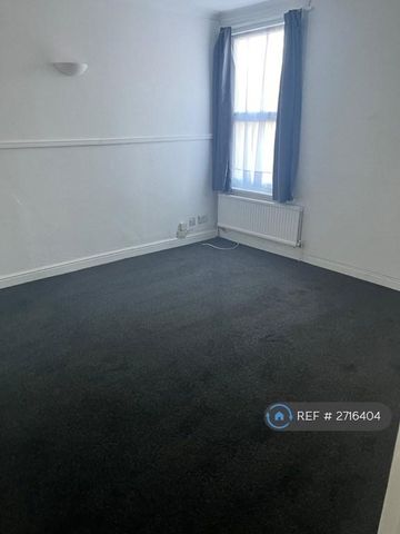 4 bedroom semi-detached house to rent - Photo 2