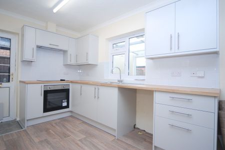 Saham Toney - Photo 3