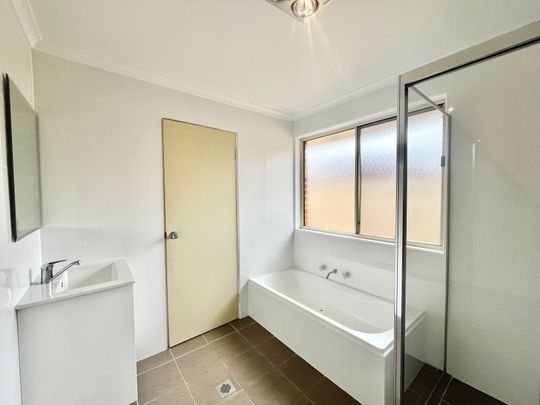 Large 4 Bedroom Family Home with Studio / 5th Bedroom - Photo 1