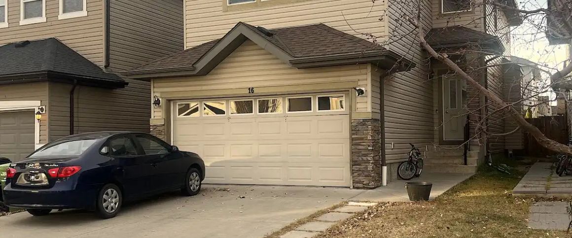 Large Home - 3 Bed + Bonus Room — 3 Bedrooms+ Den House - Photo 1