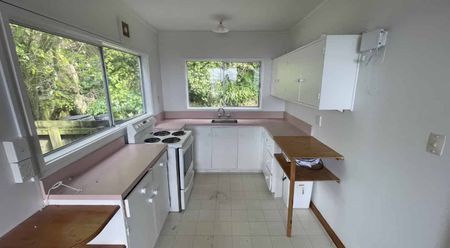 WELL PRESENTED UPSTAIRS Flat with fantastic views from the deck: - Photo 3
