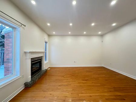 For Lease - 29 Libra Avenue, Richmond Hill, Ontario - Photo 2