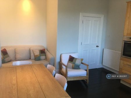 4 bedroom flat to rent - Photo 3