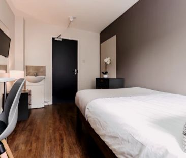 7 Bedrooms 2 Bathrooms - Photo 6