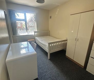 8 Bed Bungalow, Harlaxton Drive, NG7 - Photo 5