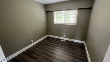 Charming 3 Bedroom Upper - Photo 2