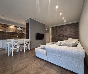 Salon z ceglaną ścianą apartament Maratońska Poznań - Фото 3