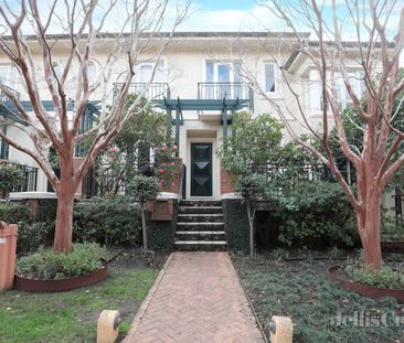 A private townhome in garden exclusivity - Photo 2