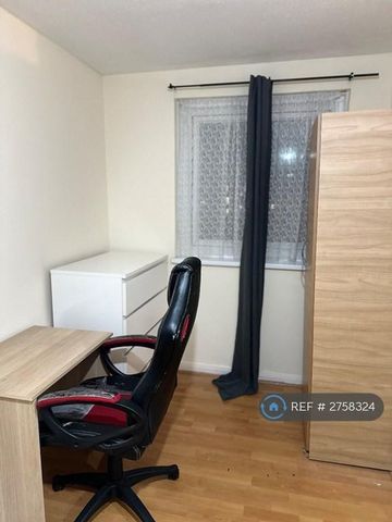 1 bedroom in a flat share to rent - Photo 2