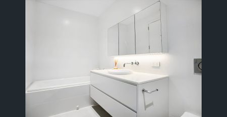 Luxurious Waterfront Home - Photo 4