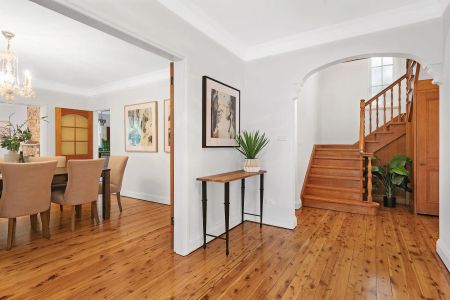 Spacious 5-Bedroom Family Home with Pool in Prestigious Turramurra - Photo 2