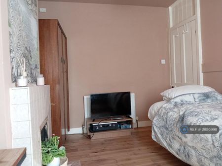 1 bedroom in a house share to rent - Photo 4