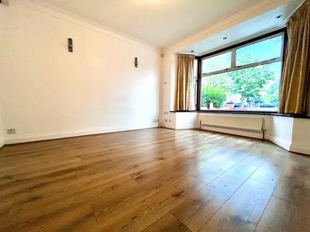 5 Bed Semi-Detached House, The Vale, NW11 - Photo 2