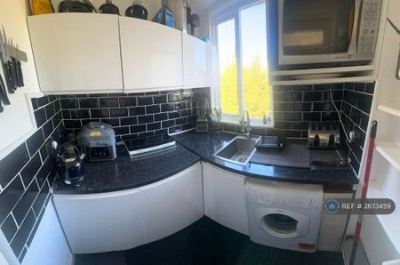 1 bedroom in a flat share to rent - Photo 2