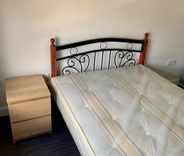 Room in a Shared House, Killyon Terrace, SW8 - Photo 4