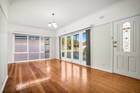 Spacious Three Bedroom Home! - Photo 3
