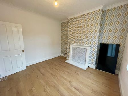 3 bedroom semi-detached to let - Photo 4