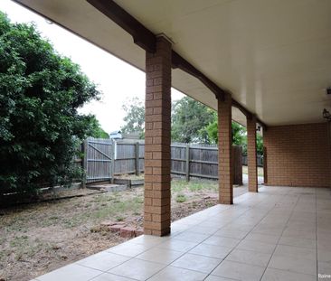 Family Friendly home close to public transport, shops and schools - Photo 2