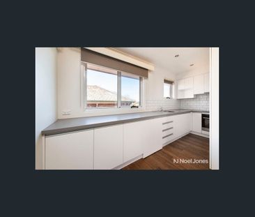 Stylish In ideal Location - Photo 3