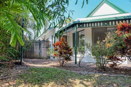 SPACIOUS, STYLISH & PERFECTLY LOCATED FAMILY RETREAT! - Photo 5