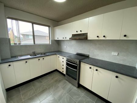 MODERN 2 BEDROOM UNIT CLOSE TO EVERYTHING - Photo 4