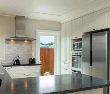 Stunning Renovated Three bedroom Villa - Photo 2