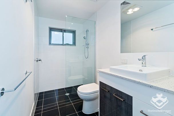 Stylish One-Bedroom Apartment with Superb Views & Unbeatable Location - Photo 1