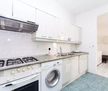 Nice room with wardrobe in shared apartment, Malasaña - Females Only - Foto 2