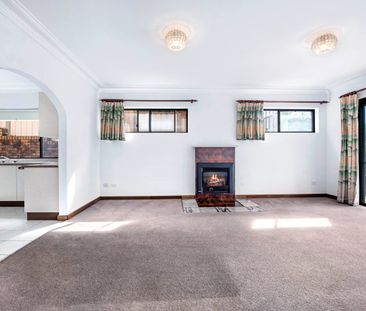 SPACIOUS 4 BEDROOM 3 BATHROOM FAMILY HOME WITH SCENIC VEIWS - Photo 2