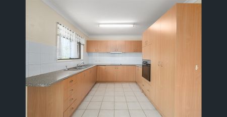 Spacious Family Living in the Heart of Carindale - Photo 3