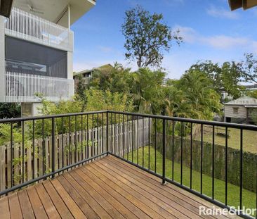 Large Unfurnished Townhouse in Heart of Taringa - Photo 3