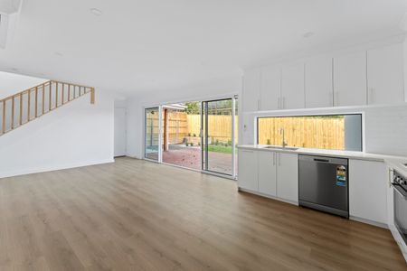 An effortless lifestyle in sparkling surrounds - Photo 4