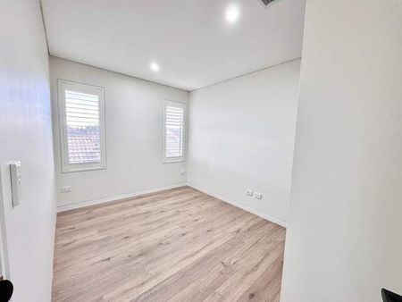 Elegant & Expansive Family Residence in a Prime Location - Photo 3