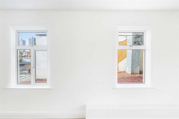 Plumstead High Street, London, SE18 - Photo 1