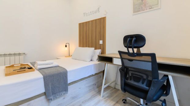 Room in a shared 10-bedroom apartment for rent in Palacio. - Foto 1