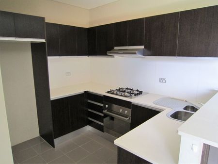 Spacious Modern Apartment in the Heart of Maroubra Junction! - Photo 4