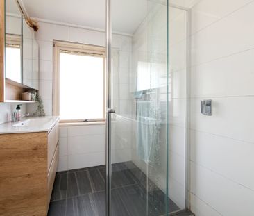 Spacious 3-Bedroom Home with Renovated Ensuite & Private Courtyard - Photo 3