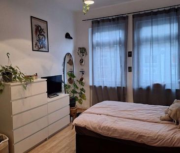 Gepflegte Altbauwohnung – ruhig, lichtdurchflutet, mit Balkon - Photo 2