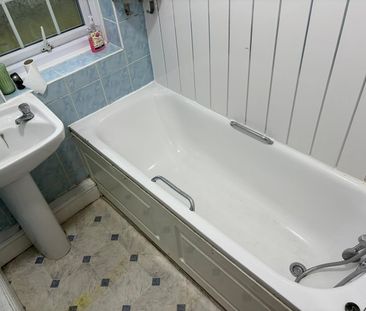 3 Bed Flat, Manor Road, E15 - Photo 2