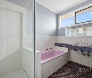 4 BEDROOM FAMILY HOME - Photo 2