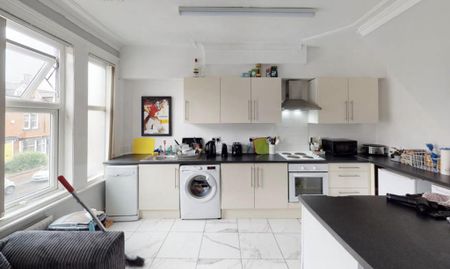 3 bedroom flat to rent - Photo 4