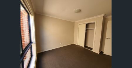 4 Bedrooms Beautiful House with Double Garage for Rent - Photo 3