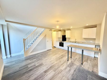 2 bedroom mews to rent - Photo 5