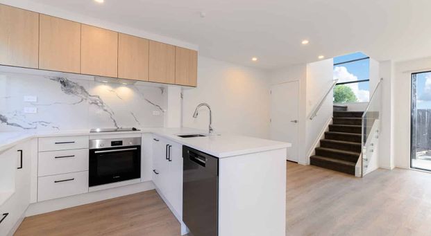 Stylish living in Massey! - Photo 1