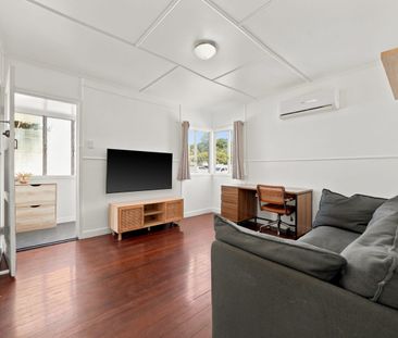 CHARMING HOME WITH MODERN UPDATES & LARGE BLOCK! - Photo 2