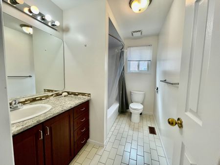 For Lease - 128 PINETRAIL Crescent, South of Baseline to Knoxdale, Ontario - Photo 2