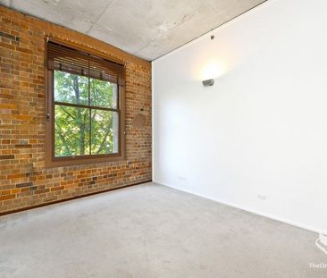 Unique warehouse conversion apartment - Photo 3