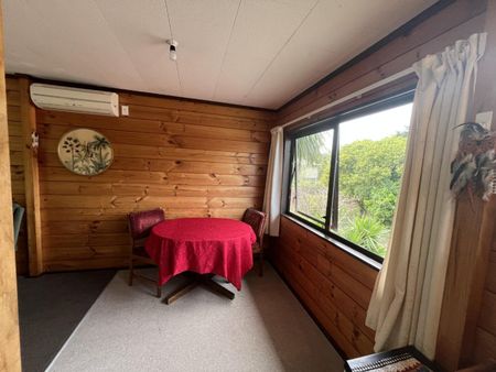 Three bed Lockwood home - Photo 3